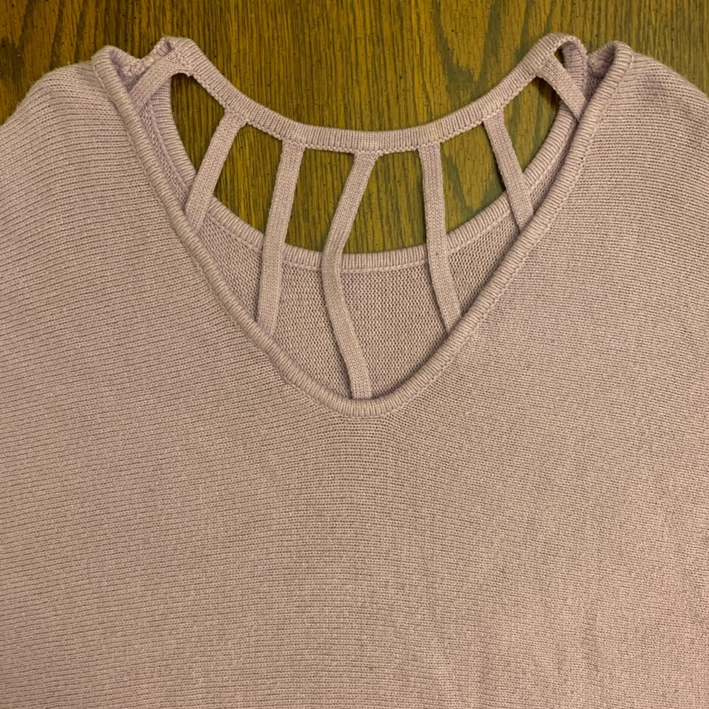 Nice Blouse-Sweater. - Picture 2 of 6